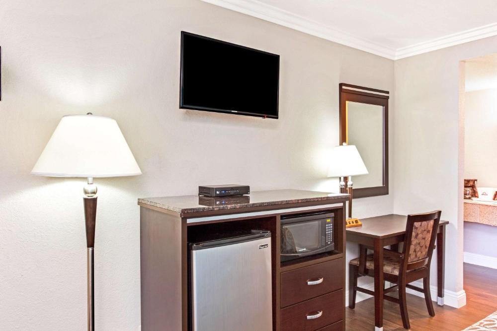 Deluxe Double Room with Two Double Beds - Non-Smoking interior