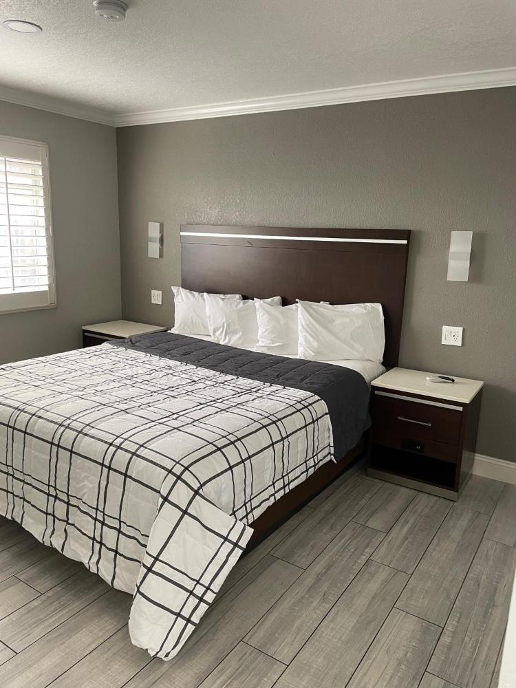 King Room - Non-Smoking interior