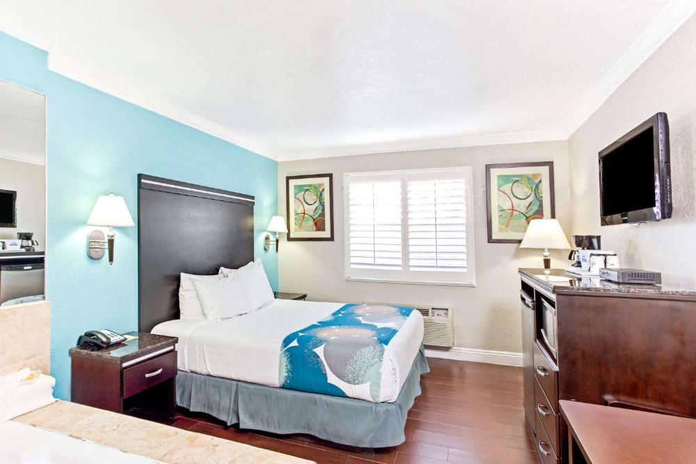 Queen Studio Suite with Spa Bath interior